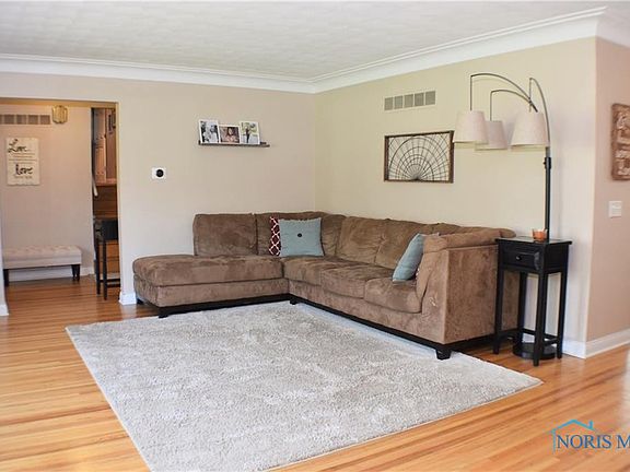 5th image of 849 E Water St