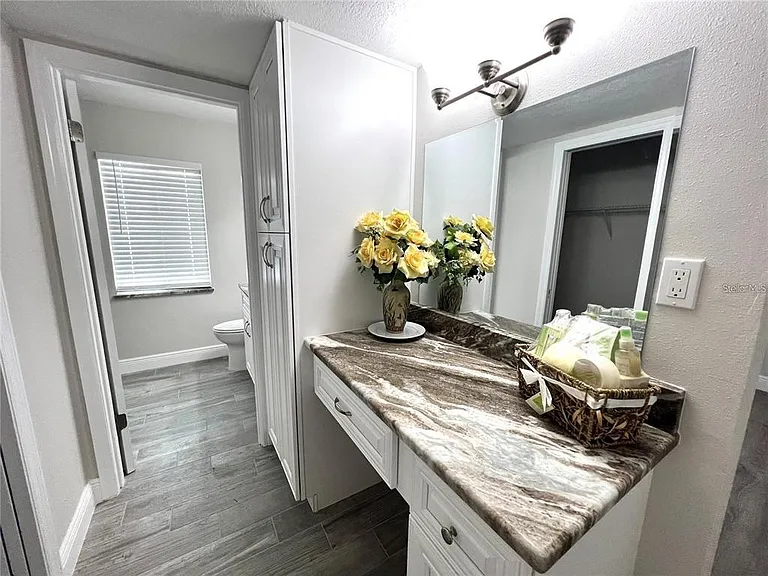 912 La Jolla Ave — Photo 14