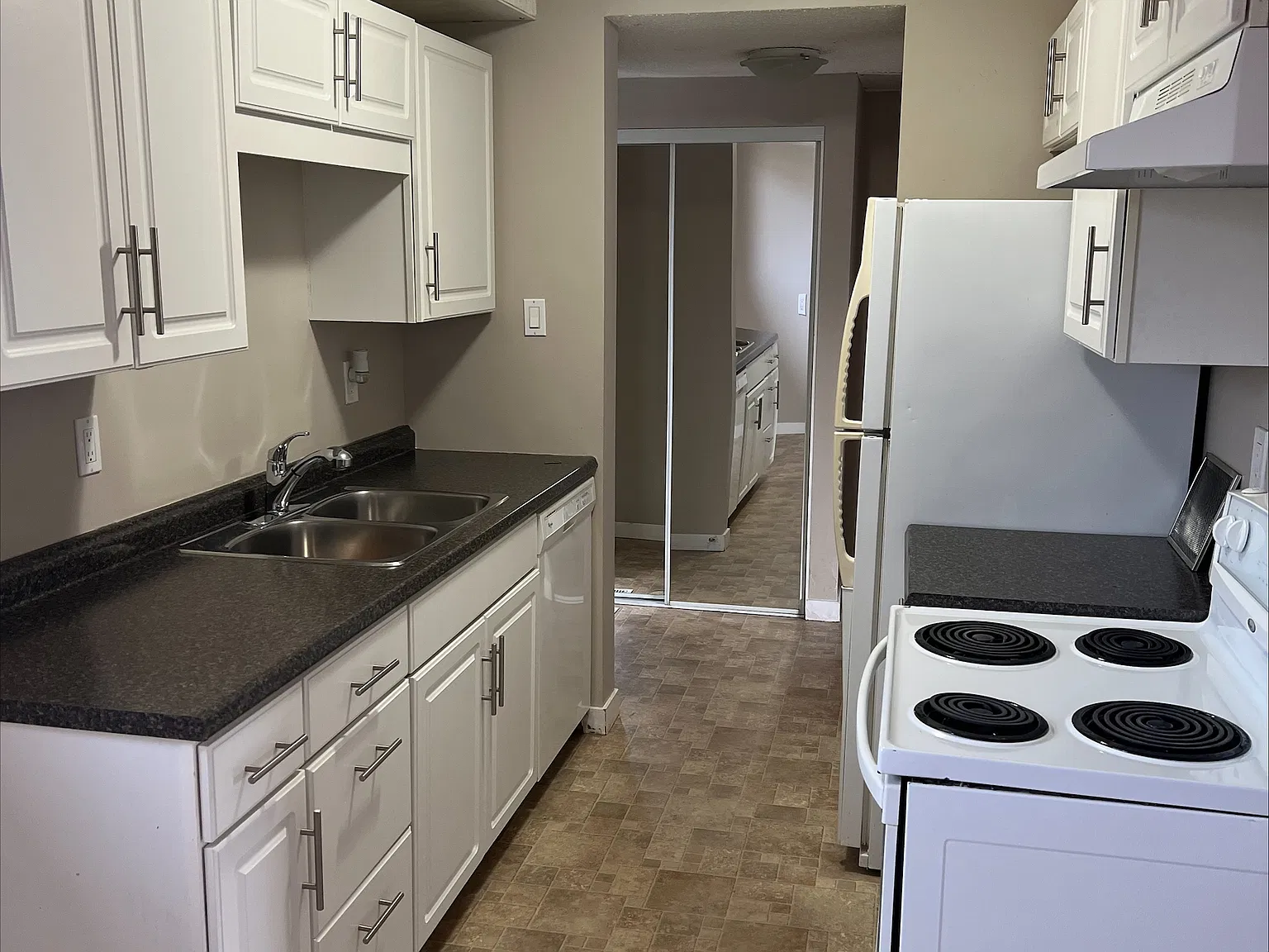 Beautiful 3 bedroom townhouse quiet pet welcome! — Photo 3