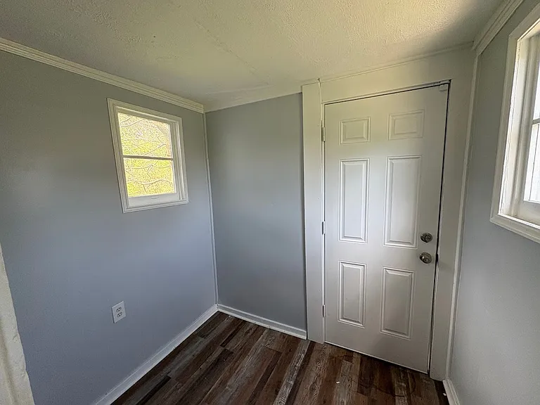 897 Peckham St — Photo 7