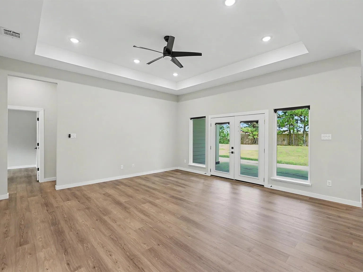 4 bed, 2.5 bath, 2078 sqft, $3,000 — Photo 3