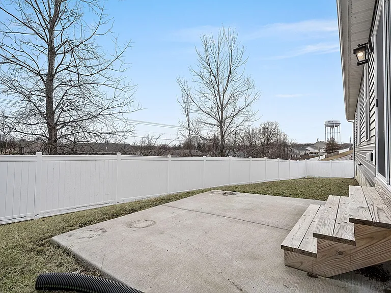 Back Patio w Full Privacy Fence