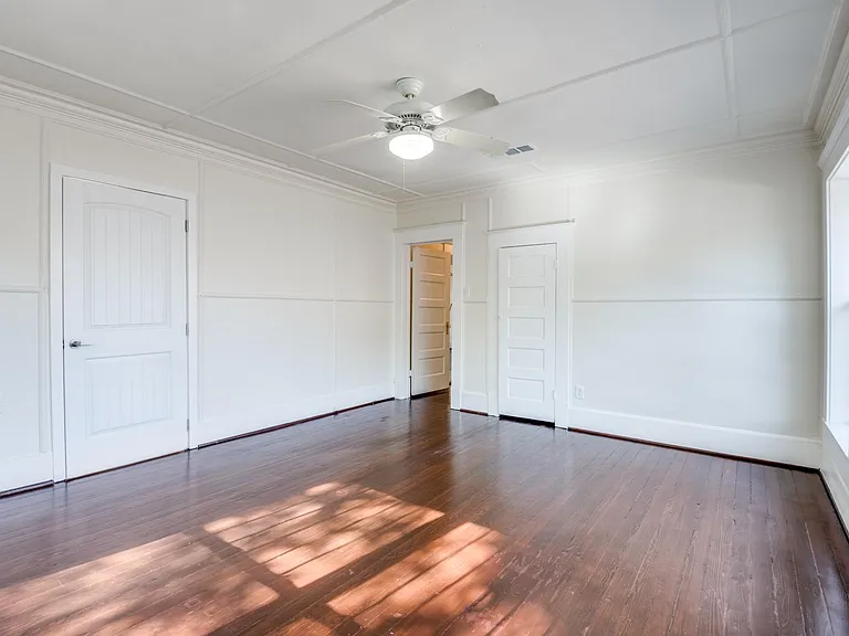 210 E Standifer St — Photo 16