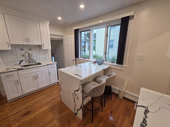 4th image of 92 Robertson St
