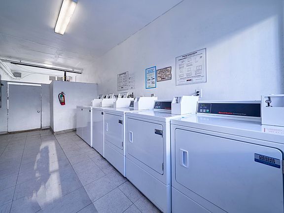 5th image of 20445 Saticoy St APT 31