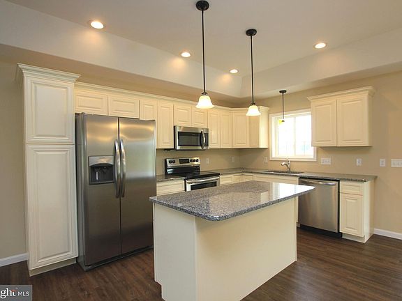 3rd image of 414 Summit Dr