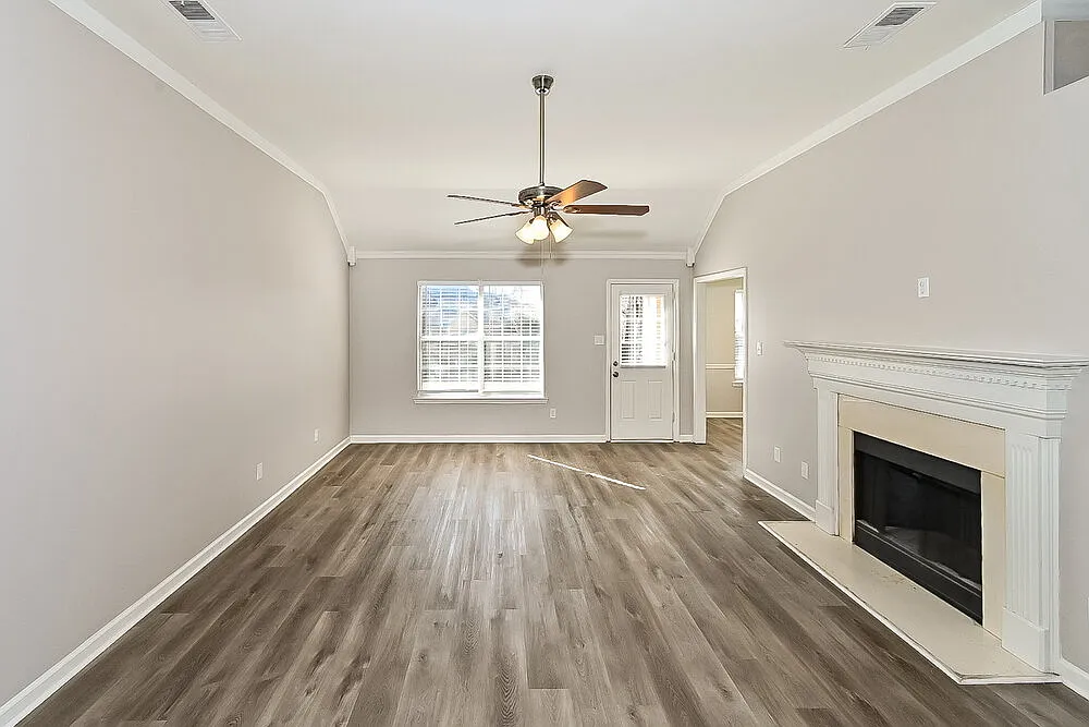 4 bed, 2.0 bath, 1954 sqft, $2,135 — Photo 4