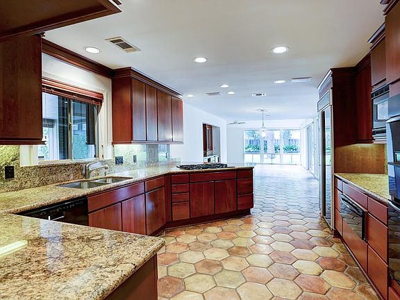 4th image of 10606 Twelve Oaks Dr