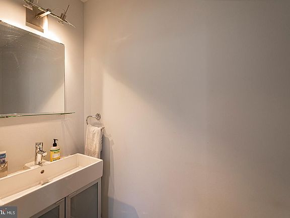 5th image of 915 S 11th St #1B
