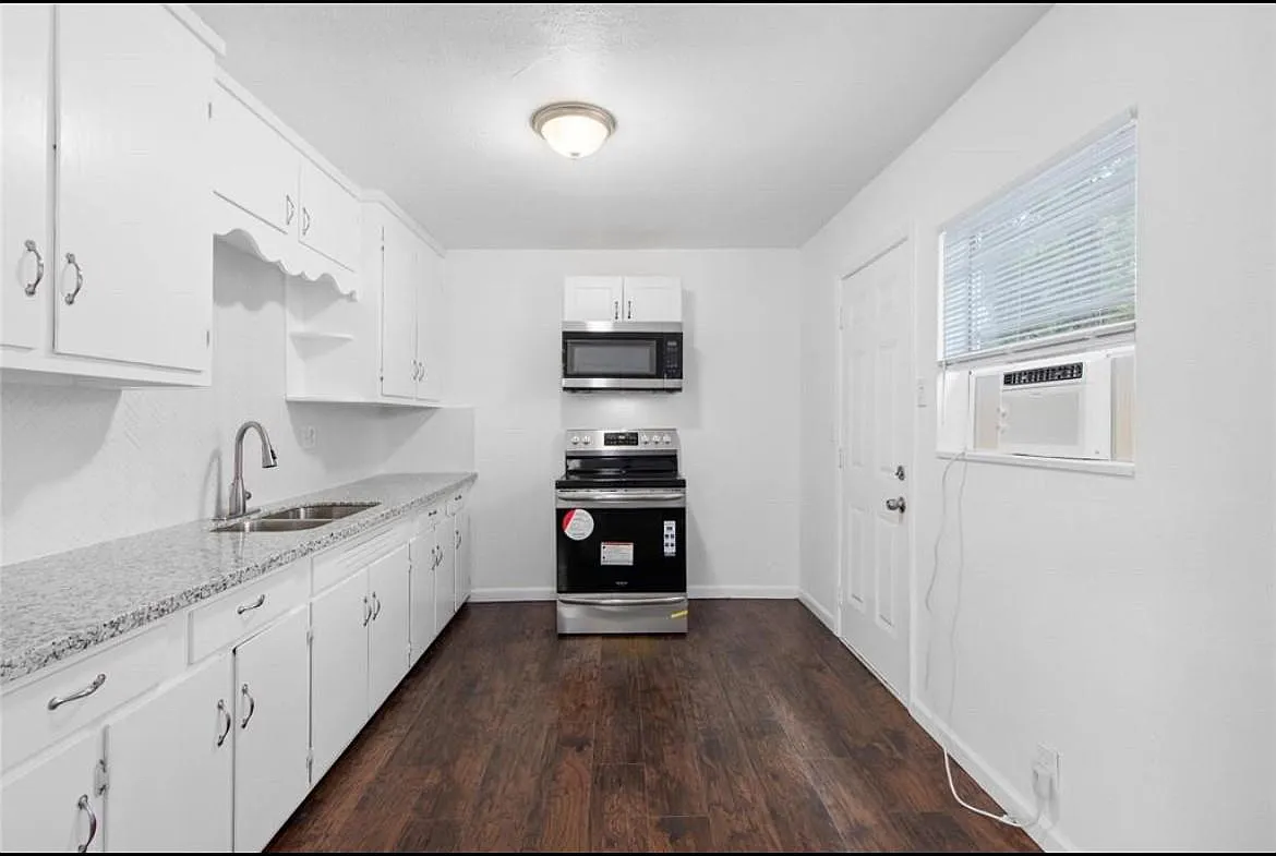 3 bed, 1.0 bath, 945 sqft, $1,200 — Photo 3