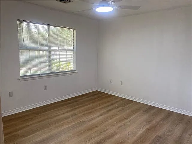 1373 Fairfield Dr — Photo 15