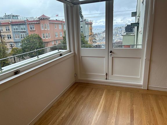 5th image of 1009 Lombard St