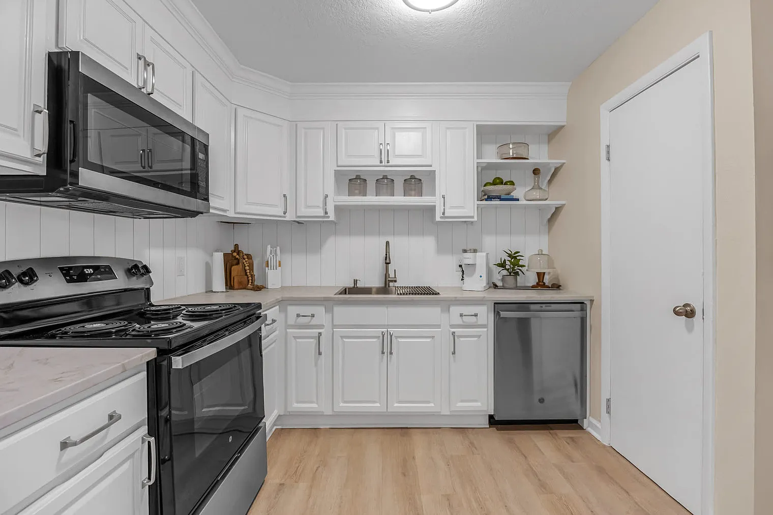 2 bed, 1.0 bath, $2,726 — Photo 3