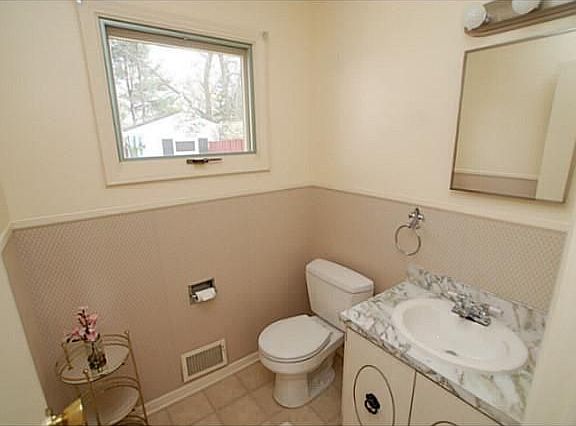 3rd image of 87 Hillrise Dr
