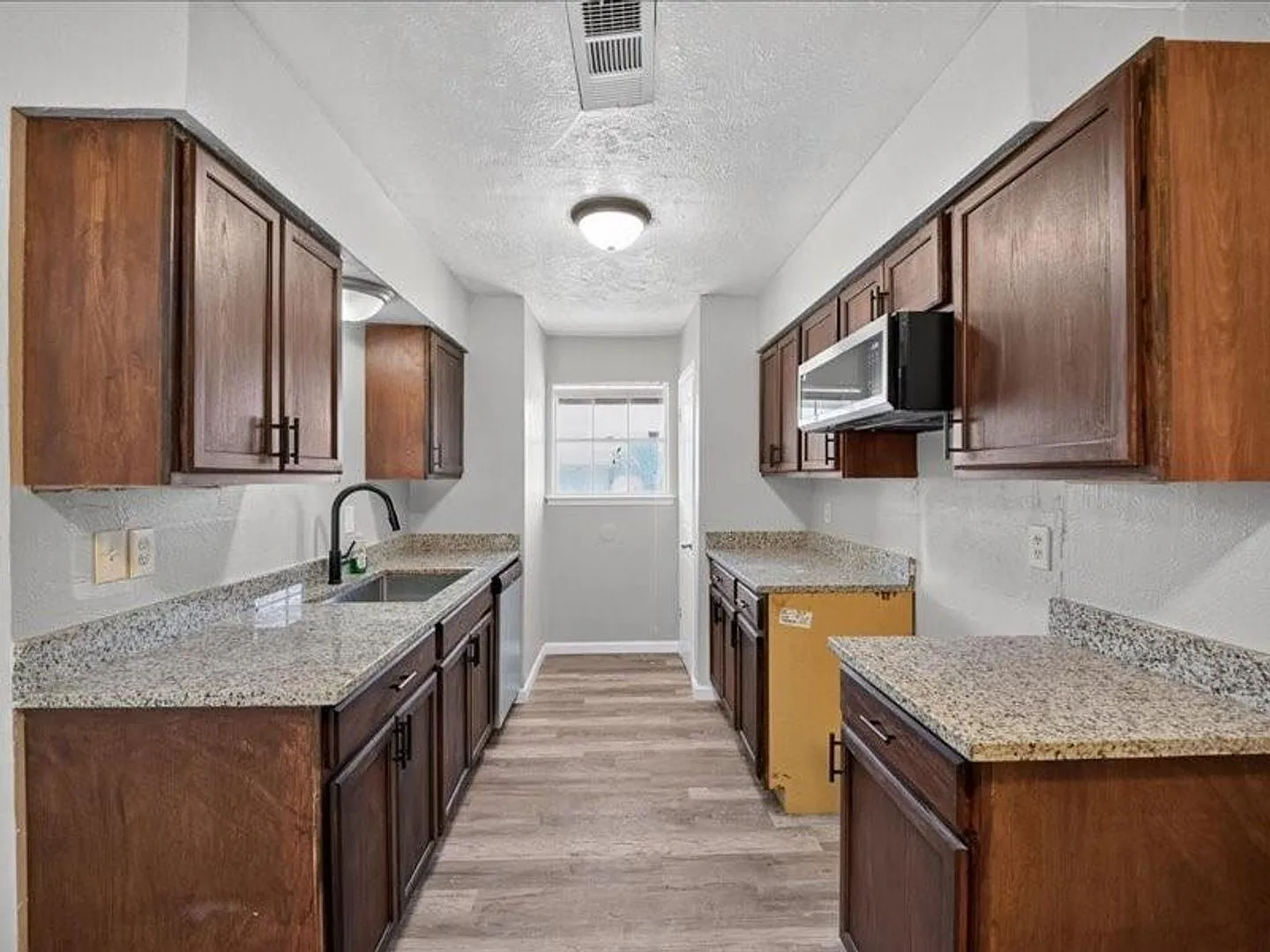 3 Bedrooms, 1 Bathroom, Den with Separate Entry — Photo 2