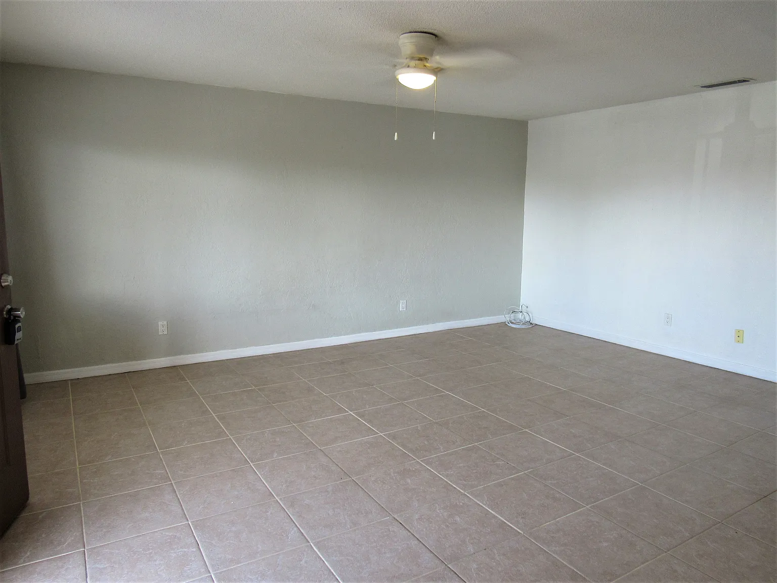 Beachside 2 bed, 1 bath, 3rd floor condo, just $1,250/mo — Photo 3