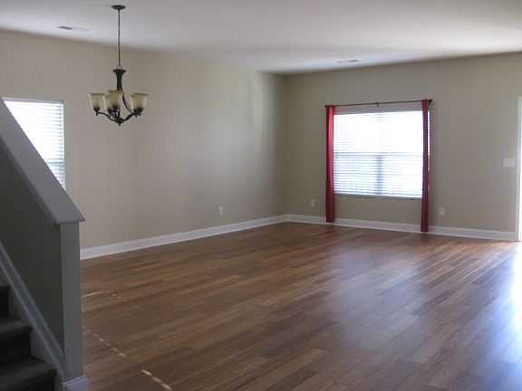 LIVING ROOM/DINING ROOM 