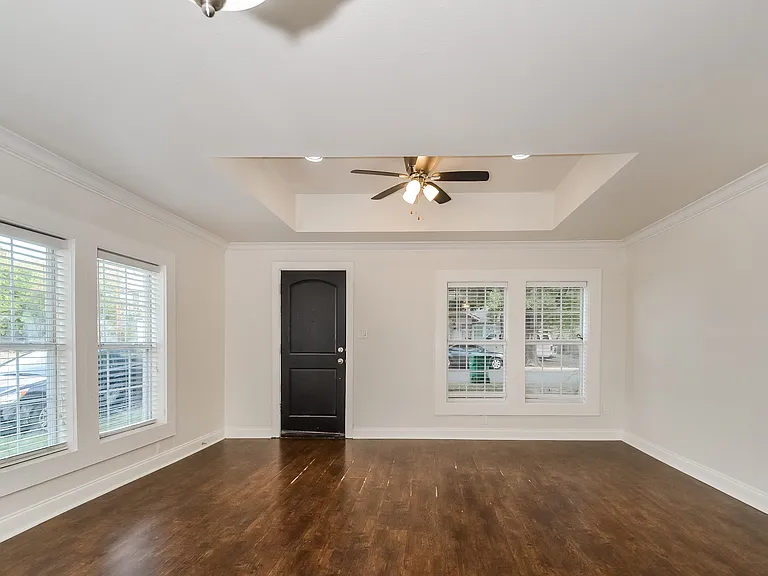 814 W College St — Photo 4