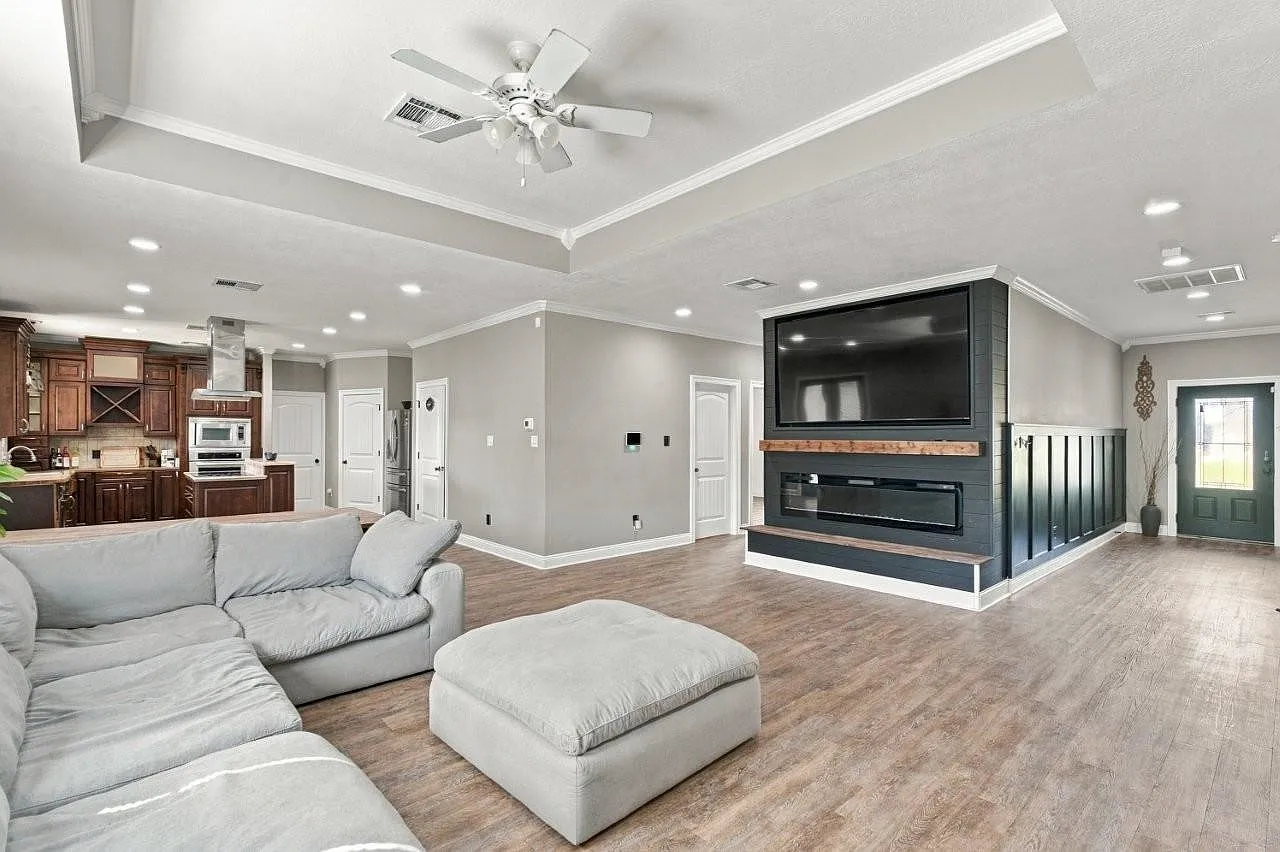 4 bed, 2.5 bath, 2494 sqft, $2,900 — Photo 4