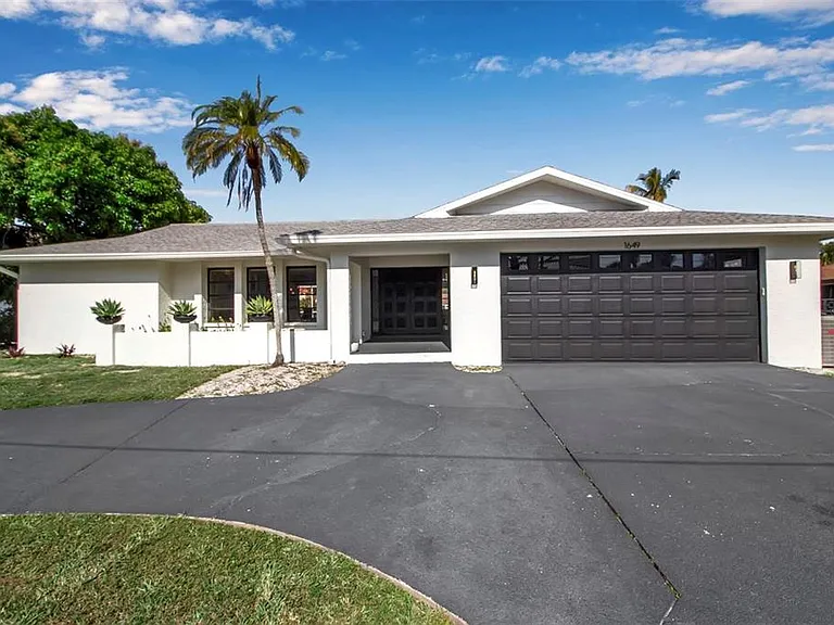 1649 Stanford Ln — Photo 3