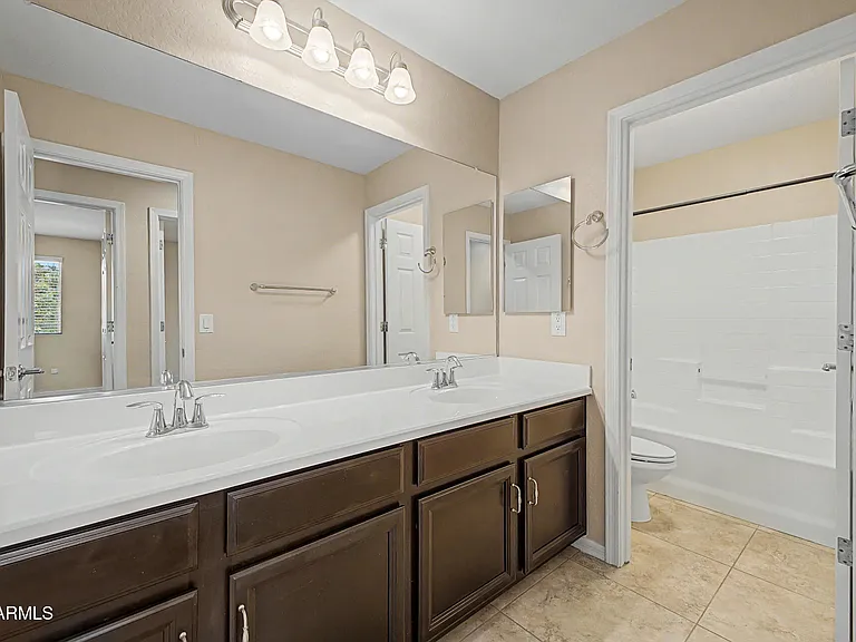 2531 E Eleana Ln — Photo 32