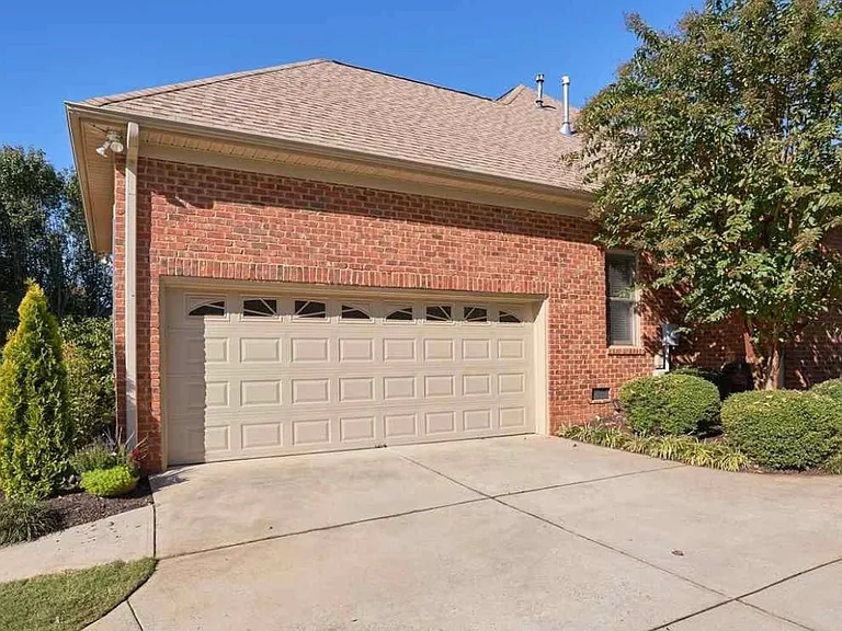 321 Parkside Dr — Photo 3