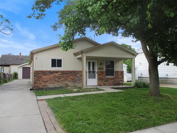 23777 Piper Ave, Eastpointe, MI 48021