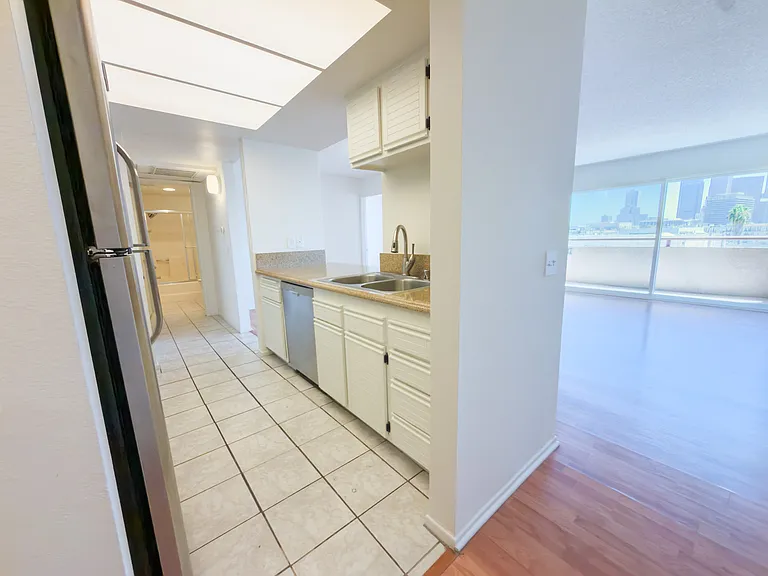 918 W College St #210 — Photo 5