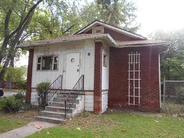 8401 S Vernon Ave photo 1