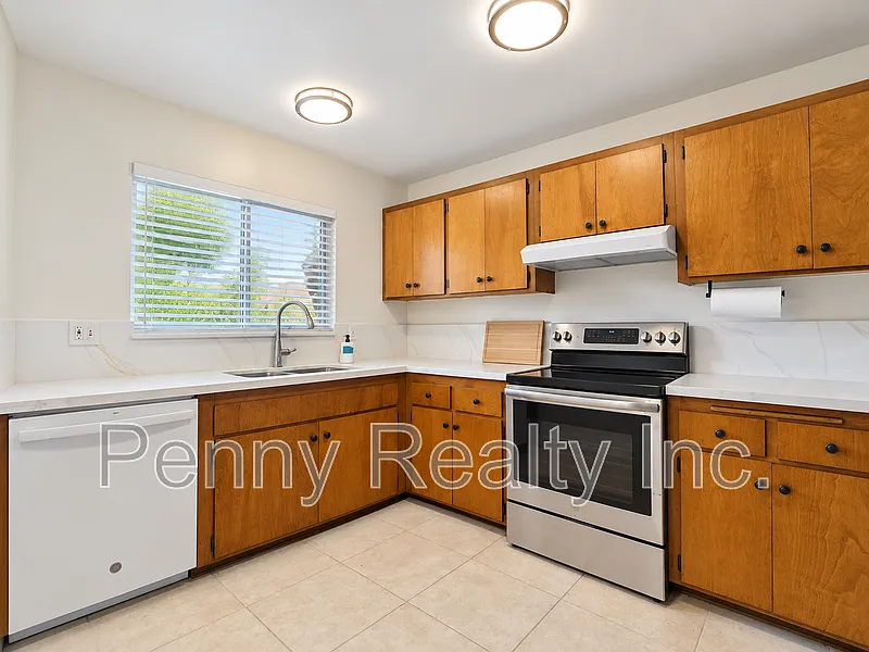 3 bed, 1.5 bath, 1400 sqft, $4,225 — Photo 2