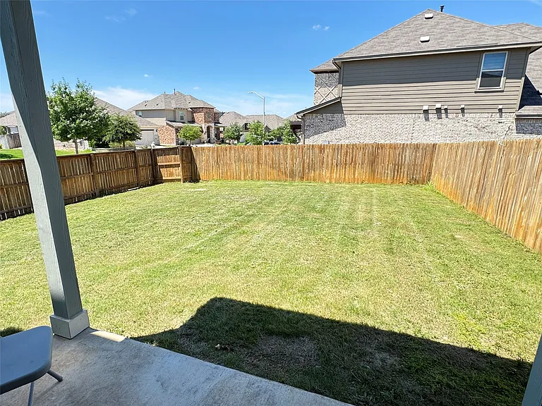 2328 Calvert Dr — Photo 30