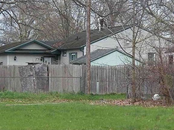 4th image of 2225 Riordan St