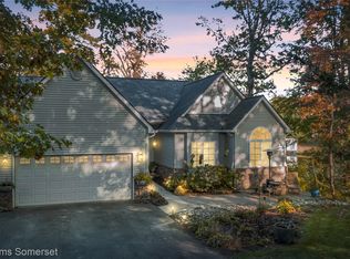 70 Lakeview Dr, Oxford, MI 48370