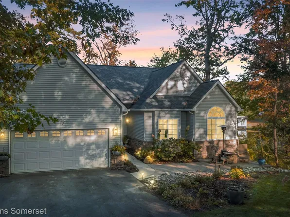 70 Lakeview Dr, Oxford, MI 48370