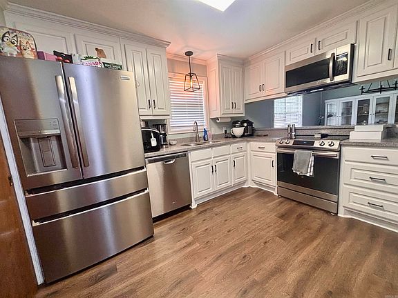 4th image of 706 Dogwood Ln