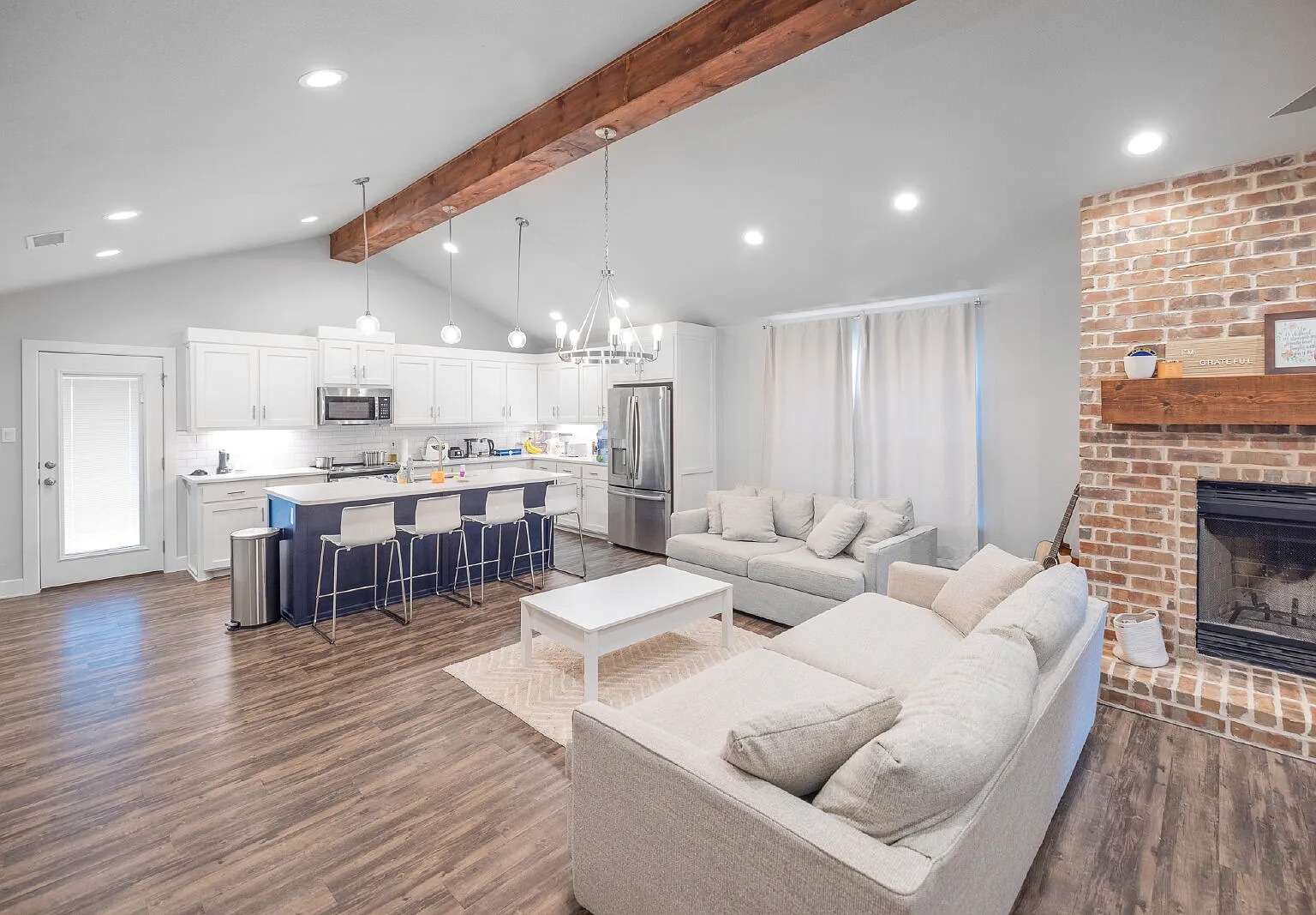 3 bed, 2.0 bath, 1871 sqft, $3,000 — Photo 4