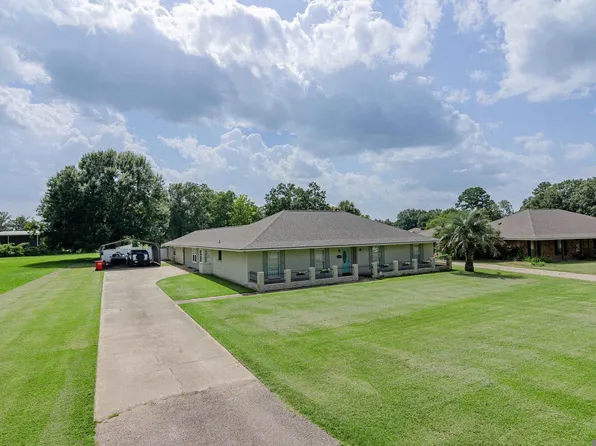 10517 Buxton Rd, Saint Amant, LA 70774