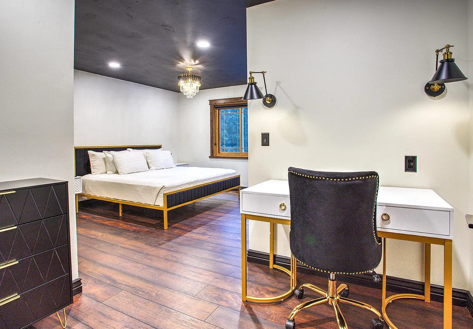 Studio, 4000 sqft, $1,000 — Photo 1