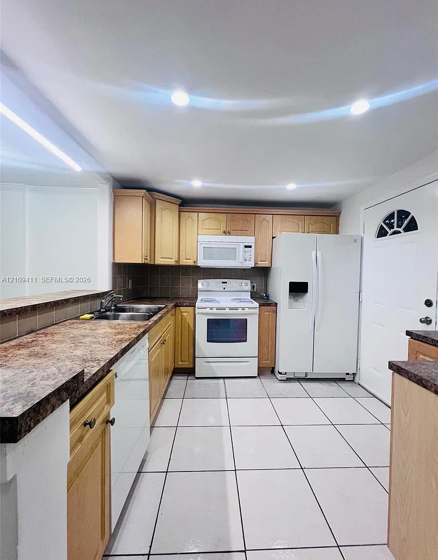 3750 NE 169th St — Photo 3