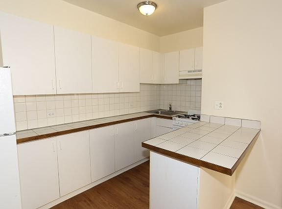 3rd image of 4241 N Kenmore Ave #213