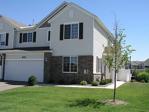 Newer end unit town home