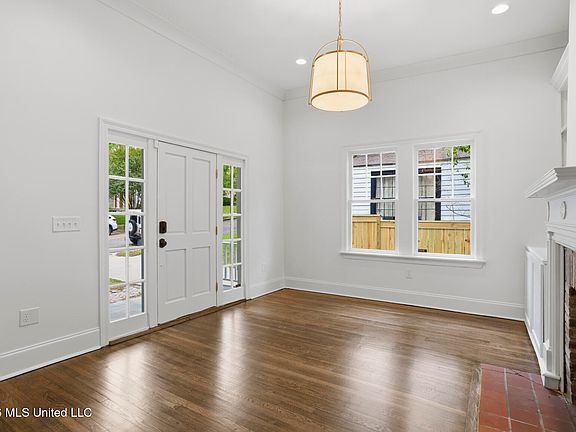 4th image of 820 Fairview St