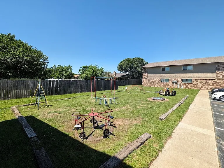 Fox Valley Apartments — Photo 14