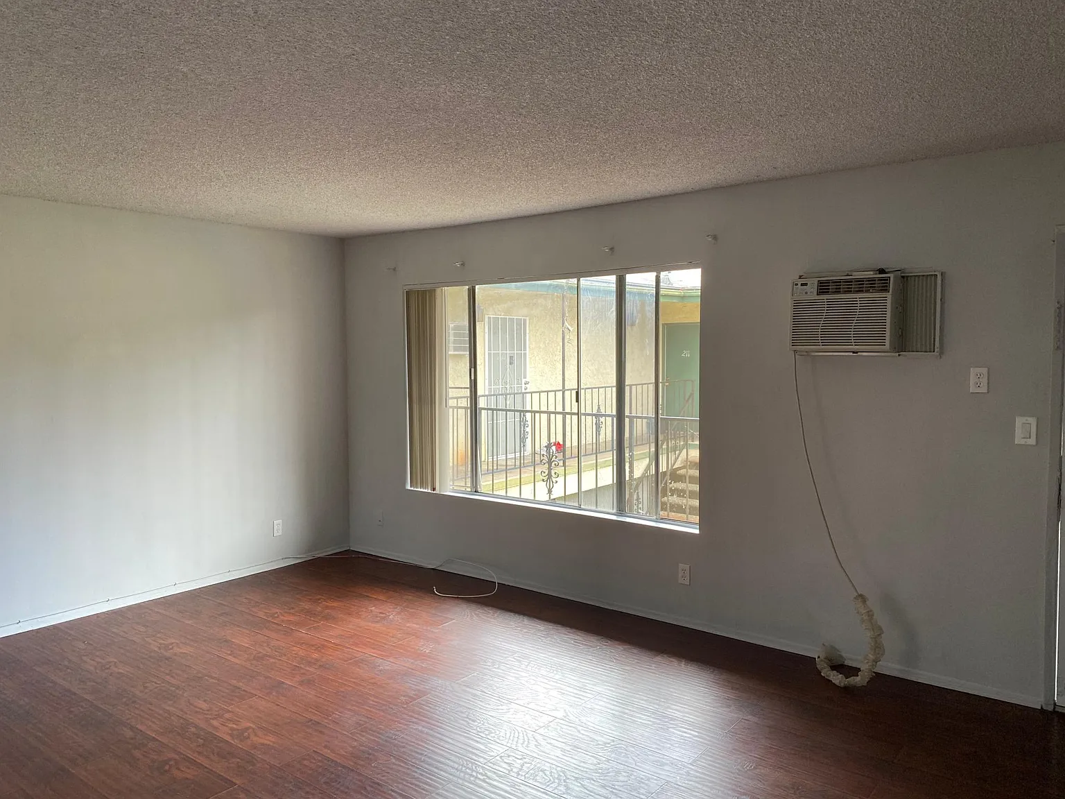 6624 Woodley Ave — Photo 2