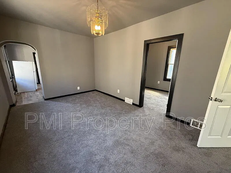 3127 W Garfield Ave