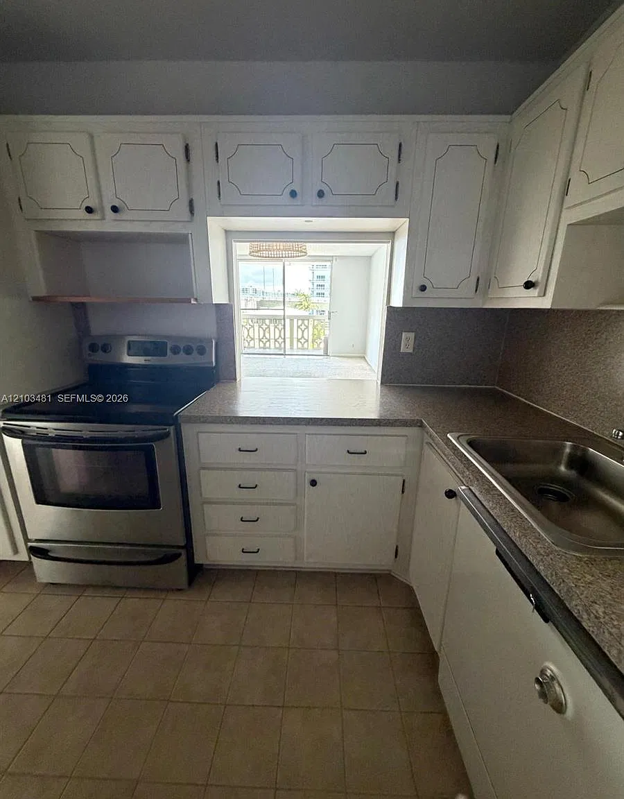 Imperial Towers Condo — Photo 4