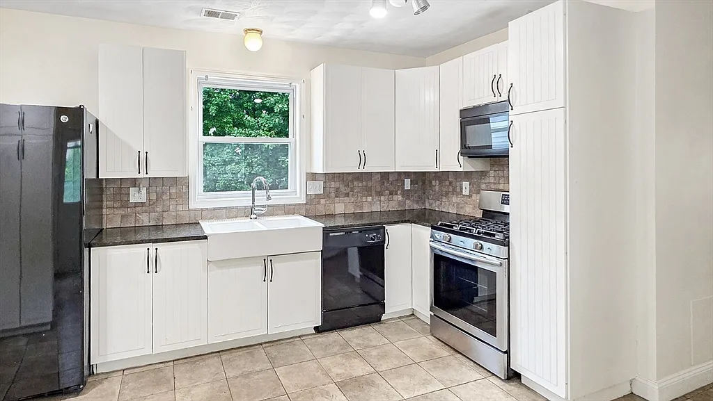 3 bed, 2.0 bath, 1900 sqft, $3,400 — Photo 3