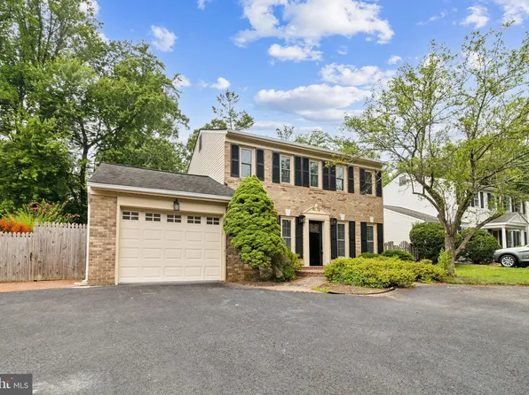 9562 Pine Cluster Cir, Vienna, VA 22181