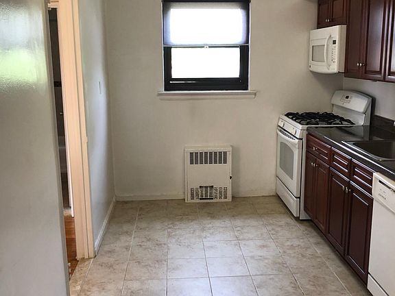 3rd image of 3624 Bell Blvd #C