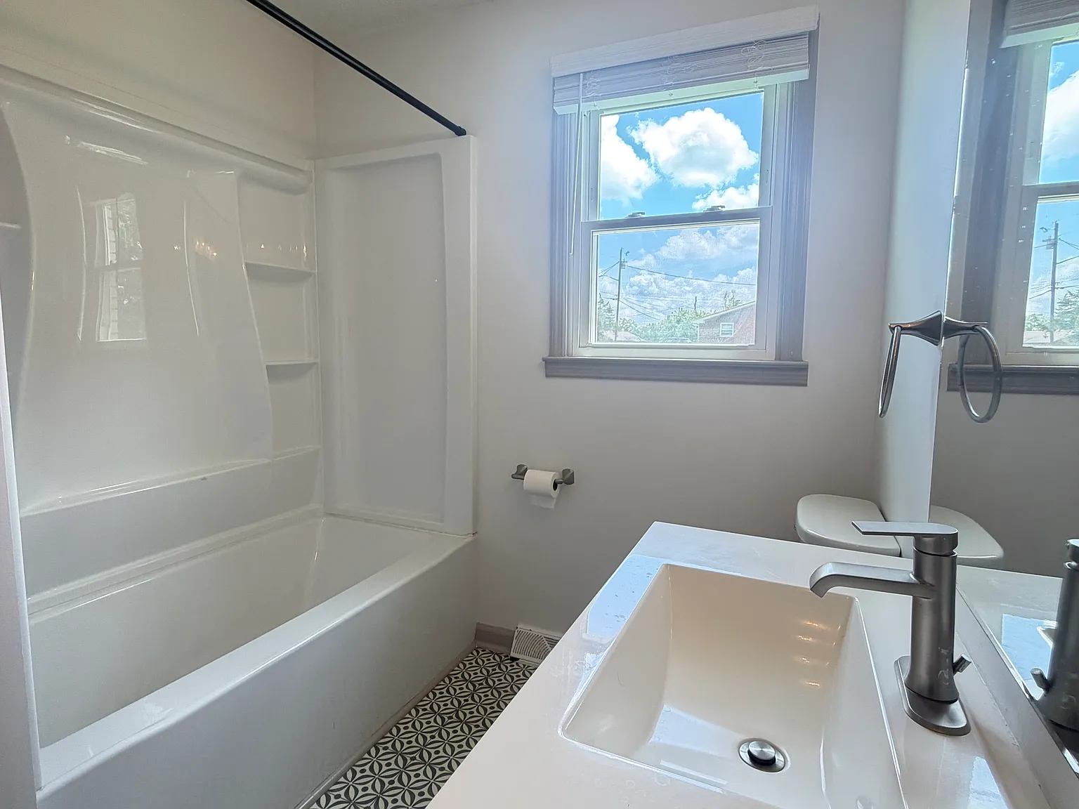 2 bed, 925 sqft, $1,400 — Photo 2